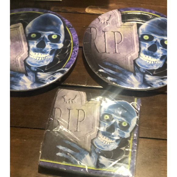 NWT HALLOWEEN PARTY Bundle Plates Napkins Cups Creepy Bones RIP Grave Skeleton - Picture 7 of 12
